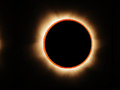 Trzy typy zaćmień Słońca – od lewej: częściowe, pierścieniowe, całkowite. Ryc. 2. Guritxu, źródło: http://commons.wikimedia.org/wiki/Category:Solar_eclipse#/media/File:Eclipses_Solares.png, dostęp: 17.03.15
